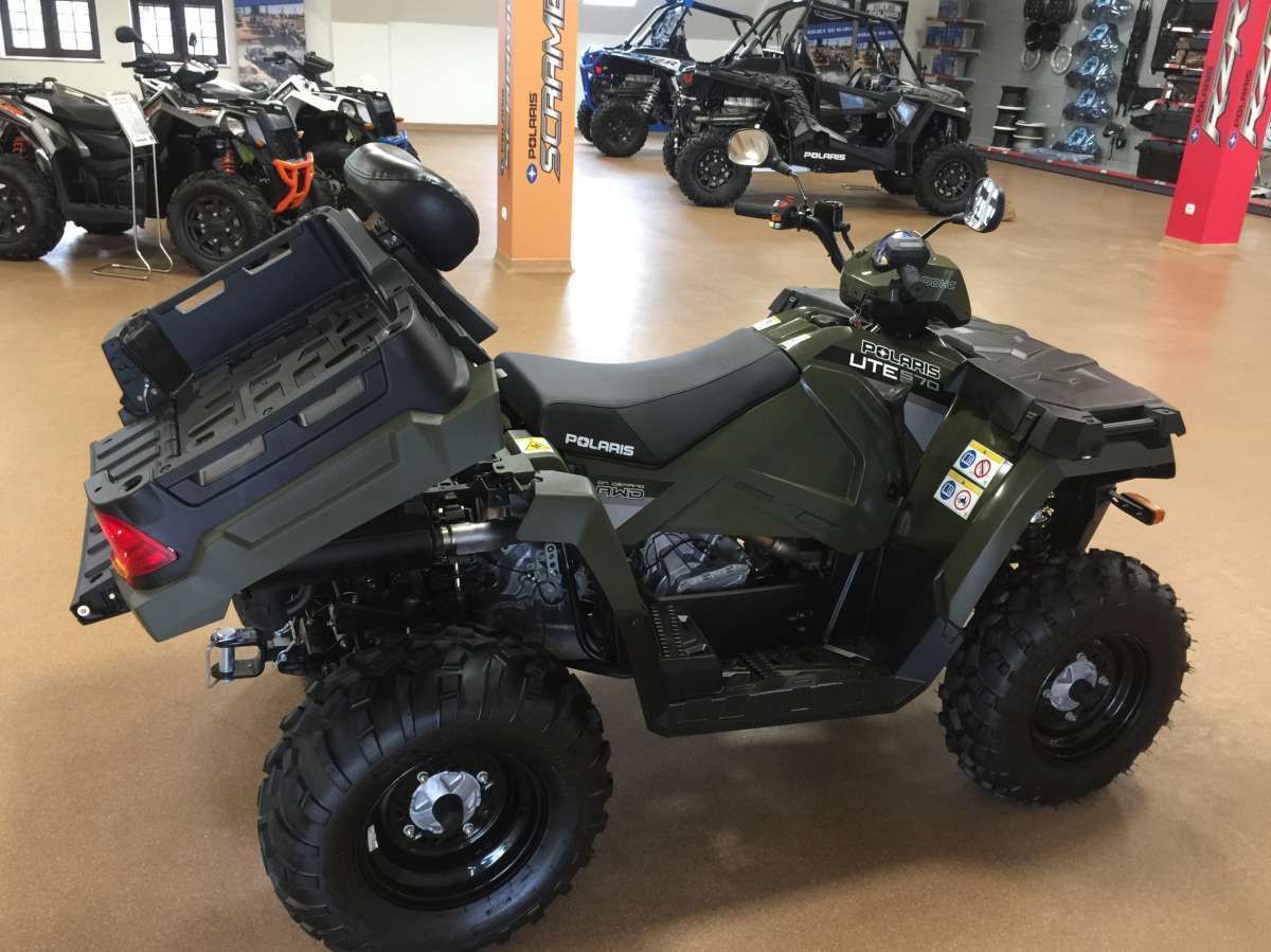 570 X2 Sportsman Polaris Wyładunek drewna za pomocą ruchomego bagażnika Polaris Sportsman 570 X2