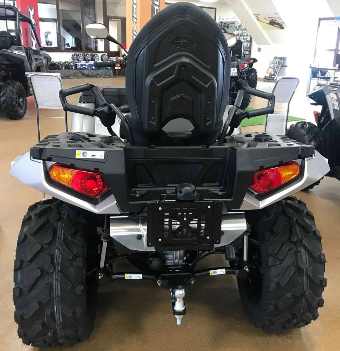Quad zjeżdża w dół dwie osoby na pojeździe Polaris Sportsman XP 1000 Touring