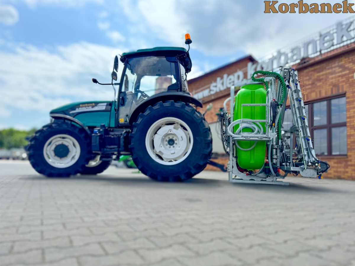 Ciągnik Arbos 4090 z opryskiwaczem