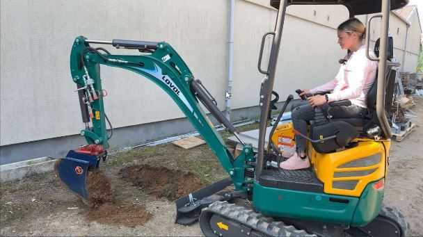 Kobieta sterująca koparką LOVOL Korbanek