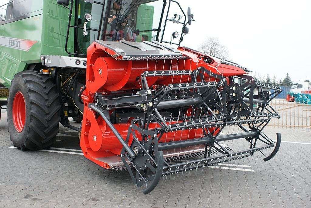Capello Grain System heder złożony na kombajnie Fendt Capello Grain System złożone do pozycji transportowej