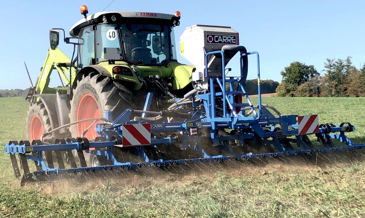 Opcjonalny siewnik rzutowy SEMLOC do podsiewania trawy na regeneratorze łąki PRAIRIAL 6m