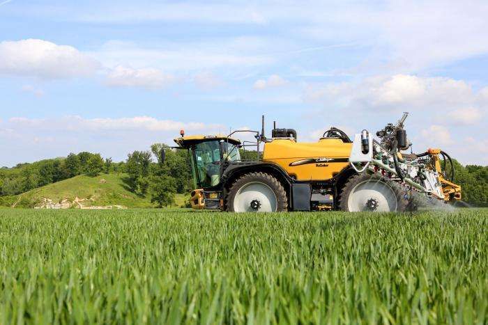 Opryskiwacz samojezdny Rogator podczas pracy