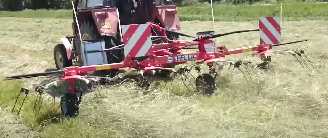 Fella 5204 podczas pracy na polu Przetrząsacz Fella 5204 podczas pracy na polu
