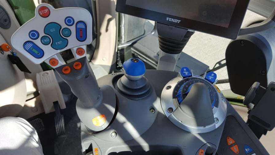 Ciągnik rolniczy Fendt 1000 Vario panel sterowania i joystick