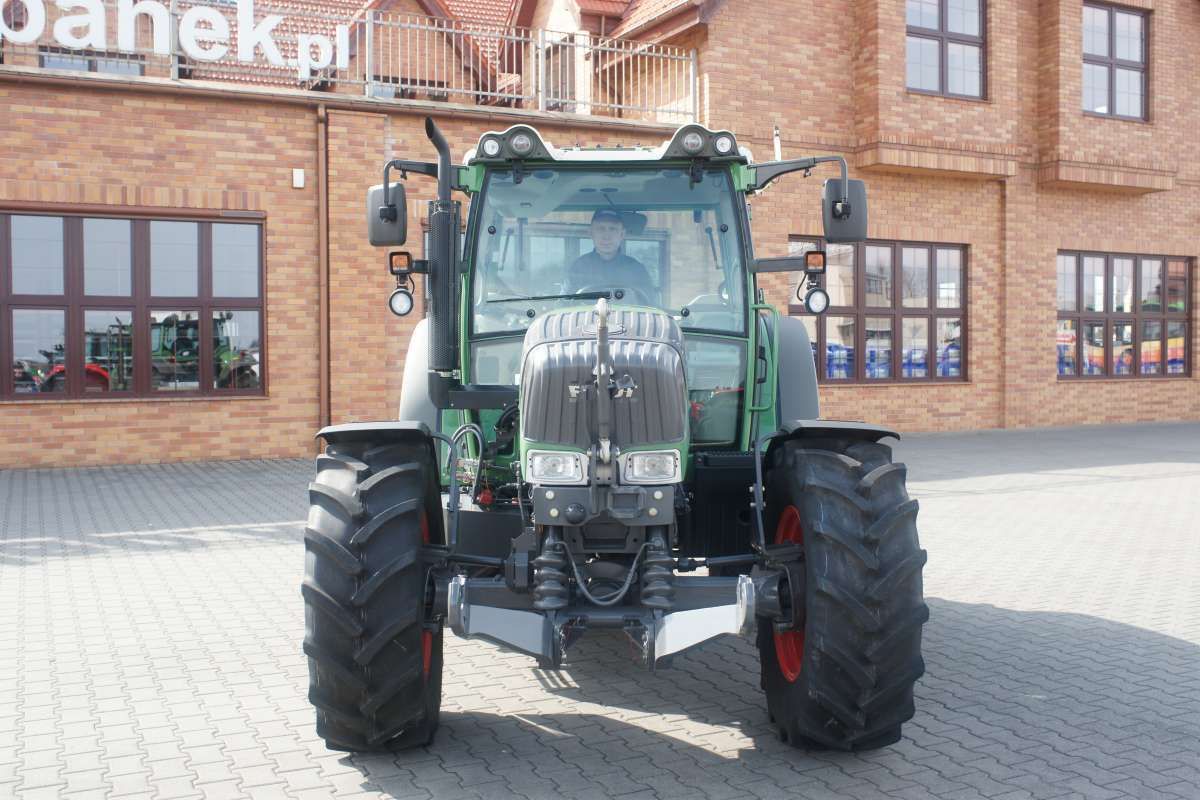 widok na maszynę sadowniczą Fendt 200 Vario V/F/P Fendt 200 Vario V/F/P prezentacja ciągnika sadowniczego