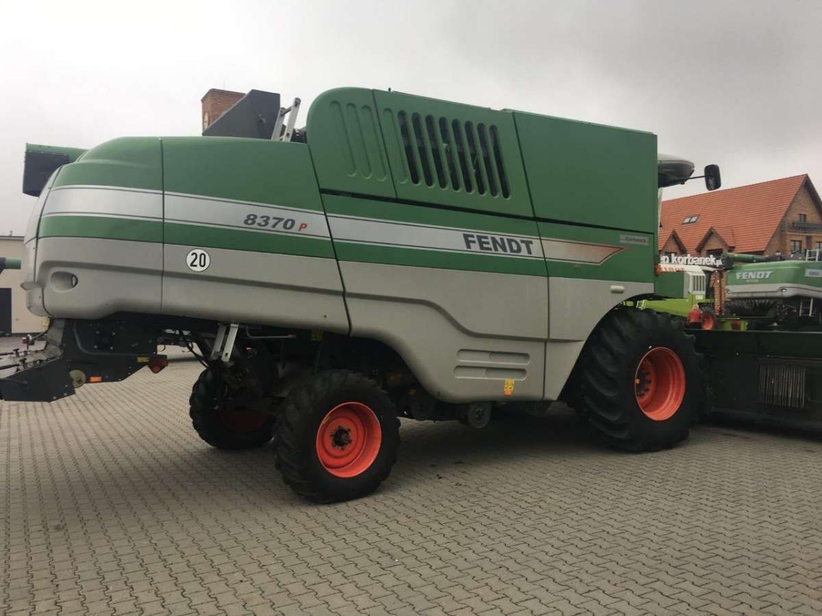 Kombajn zbożowy Fendt 8370P
