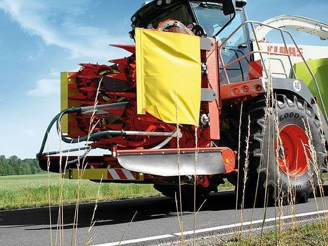 Przystawka Kemper podczas transportu Przystawka Kemper złożona podczas transportu zaczepiona do sieczkarni Claas