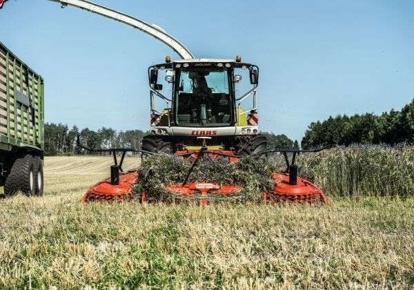 Przystawka Kemper serii 400 podczas pracy w polu Przystawka Kemper serii 400 z dwoma mechanicznymi rozdzielaczami ślimakowymi maszyna z oferty korbanek.pl