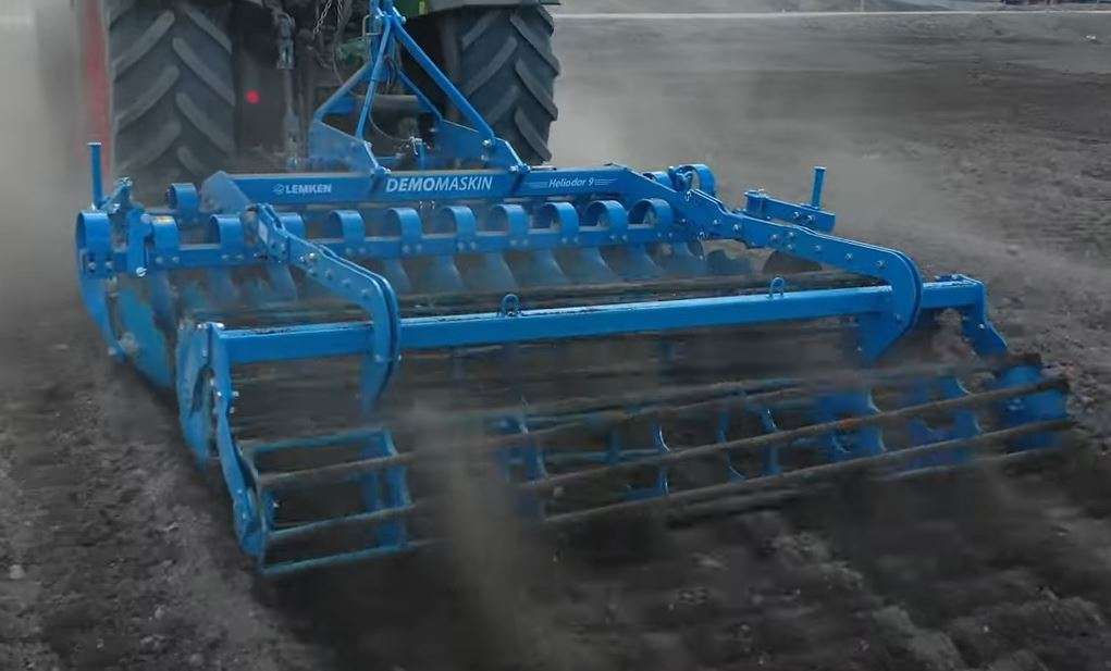 Lemken Heliodor podczas pracy z tyłu Lemken Heliodor z tyłu na polu