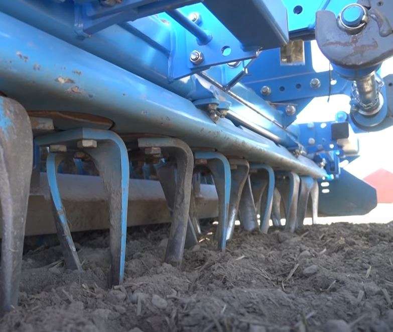 Rostselmash Vector 425 heder kopiowanie terenu Rostselmash Vector 425 spręzyny odpowiedzialne za mechaniczne kopiowanie terenu