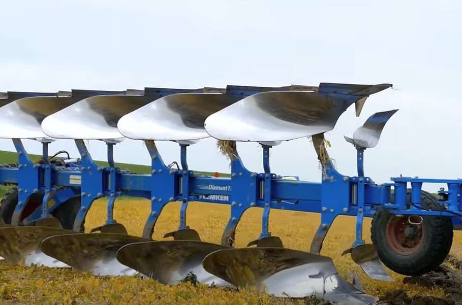 Diamant pług półzawieszny firmy Lemken Pług Lemken Diamant na polu