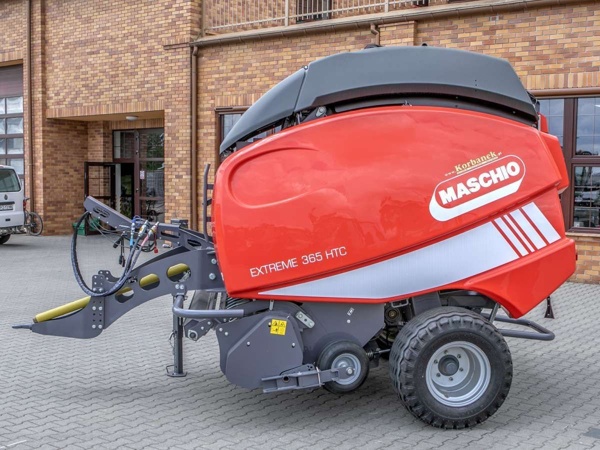 Extreme 365 na placu Prasa Maschio Extreme 365 zdjęcie z boku