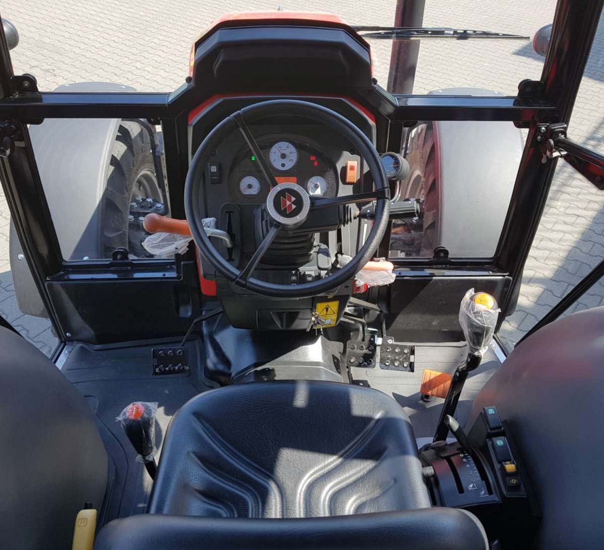 MF 4700 wysokiej jakości kabina Ciągnik Massey Ferguson w rzucie z góry podczas pracy w polu