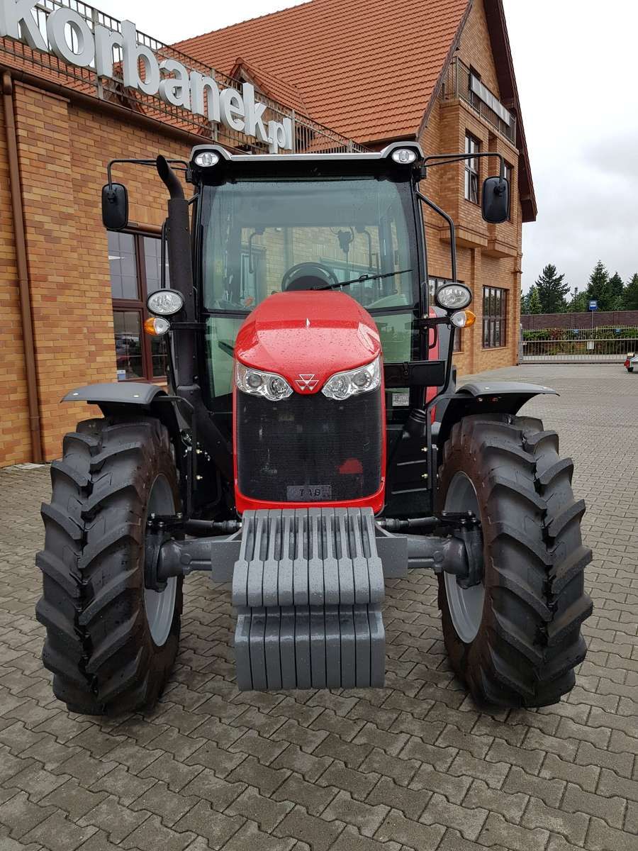 Silnik AGCO POWER jako niezawodny silnik od MF Niezawodny Massey Ferguson stojący na placu Korbanek