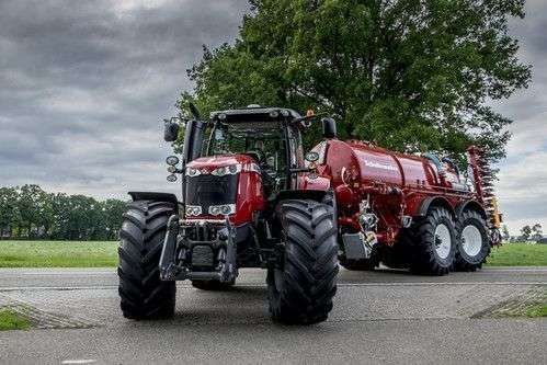 Ciągnik Massey z beczkowozem Traktor Massey Ferguson 7700 z beczkowozem