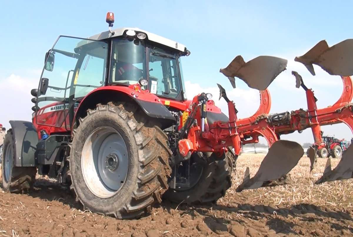 schemat przekładni napędowej DYNA 4 w ciągnikach Massey Ferguson serii 7600 schemat budowy skrzyni przekładni napędowej DYNA 4 w ciągnikach Massey Ferguson serii 7600