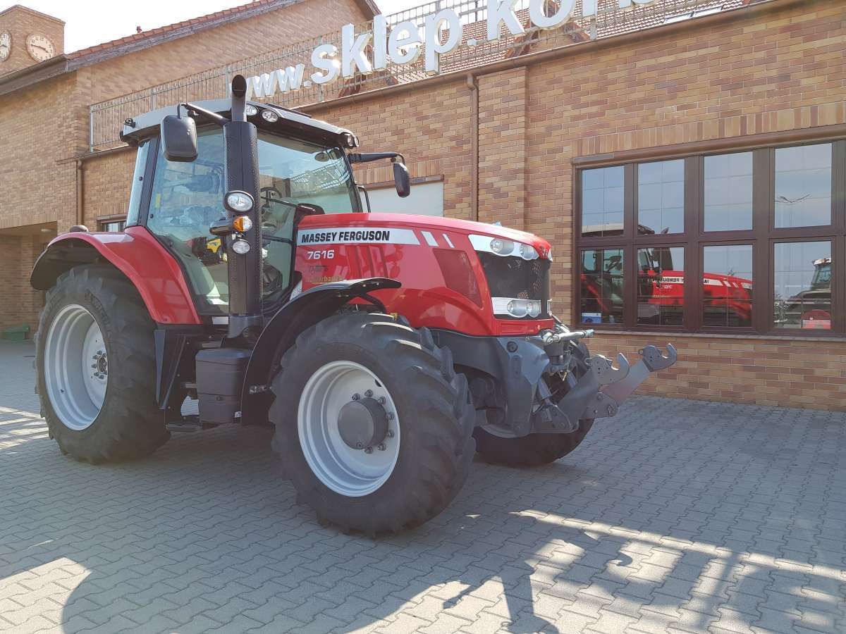 Massey Ferguson 7600 zaprezentowany z przedniego boku Massey Ferguson 7600 widok na bok ciągnika i części Korbanek