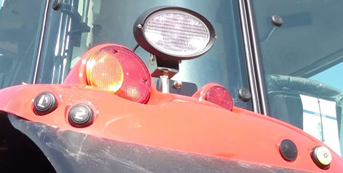 Massey Ferguson ciągnik rolniczy z opryskiwaczem zaczepianym Berthoud Ciągnik rolniczy Massey Ferguson z opryskiwaczem zaczepianym Berthoud