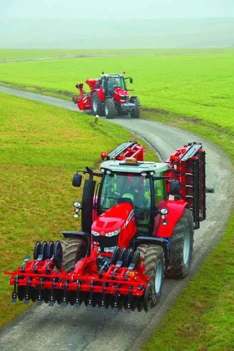 Massey Ferguson podczas jazdy Ciągniki Massey Ferguson z agregatami w drodze na pole