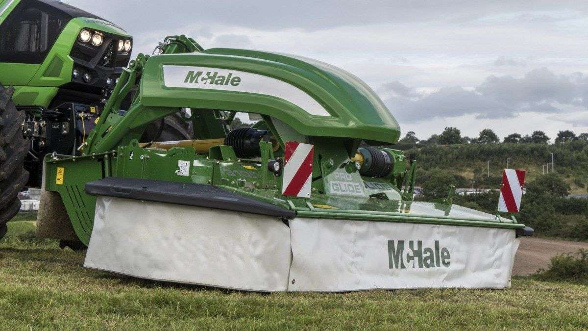 Kosiarka czołowa McHale F3100 na korbanek.pl Kosiarka czołowa McHale F3100 podczas koszenia trawy