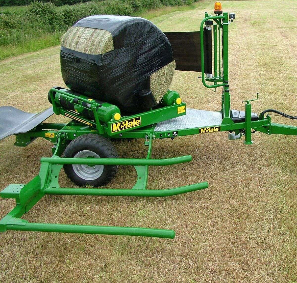 Owijarka do bel samozaładowcza McHale 991B produkt na korbanek.pl Owijarka do bel samozaładowcza McHale 991BC podczas pracy