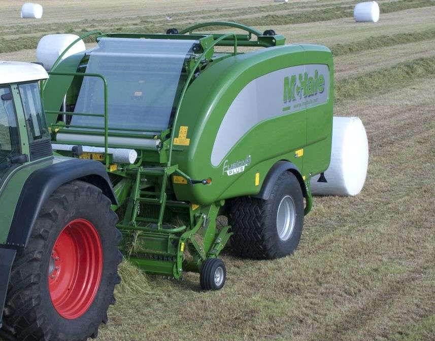 Wstępne owijanie folią w McHale Fusion 3 Plus Owijanie beli folią zamiast siatki McHale Fusion 3 Plus
