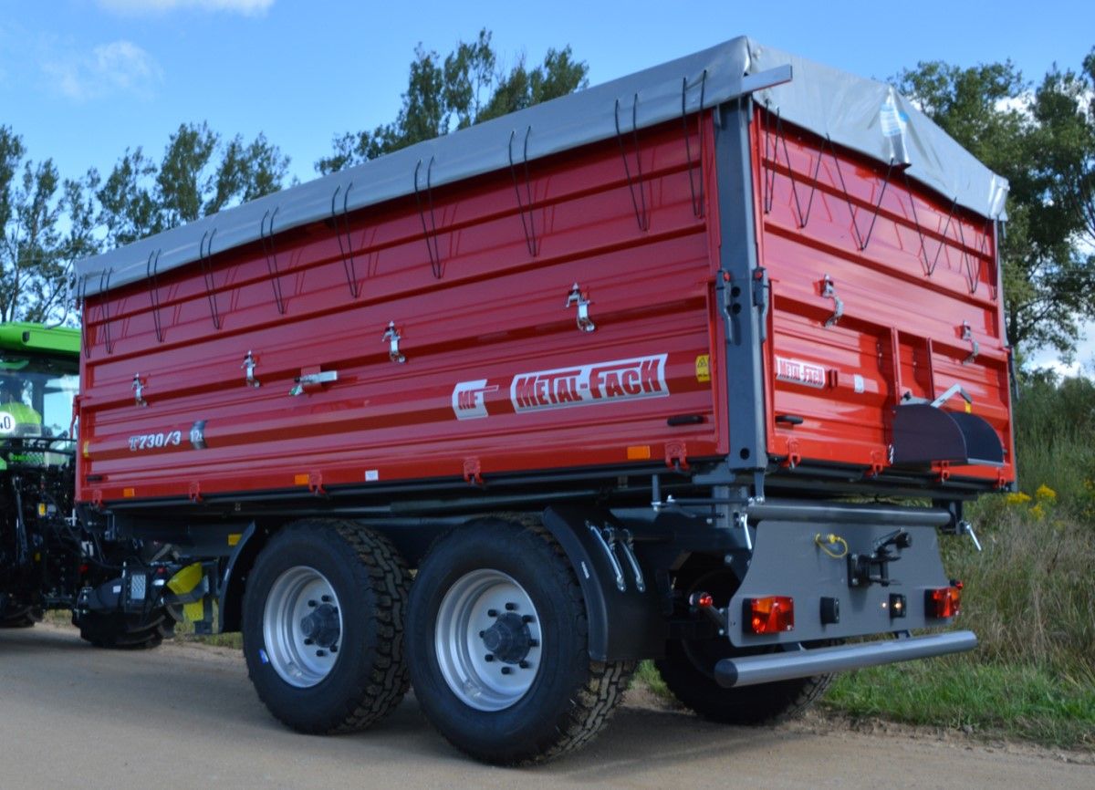 Czerwona przyczepa rolnicza Metal-Fach typ T730/3