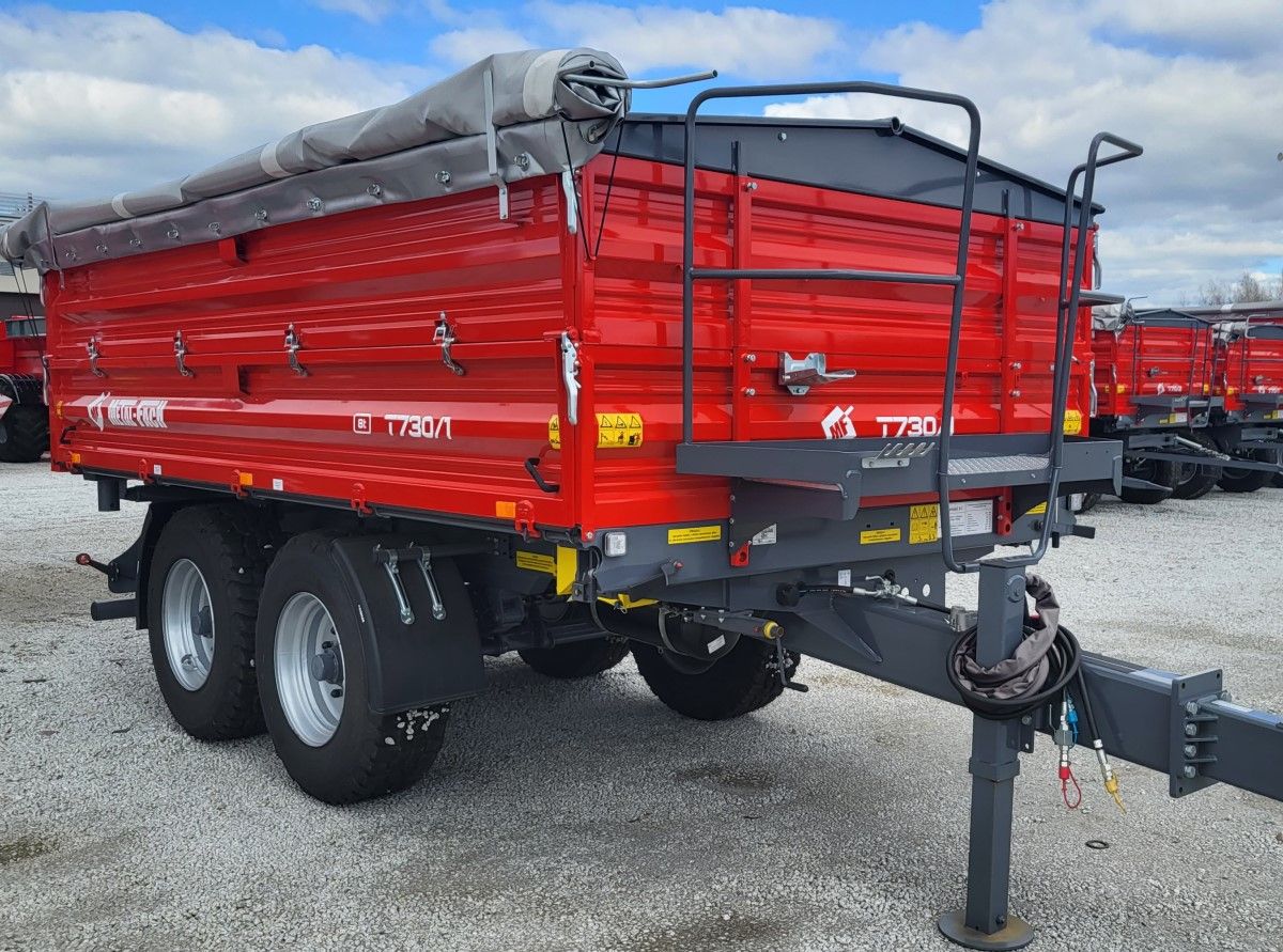 Czerwona przyczepa rolnicza Metal-Fach typ T730/1