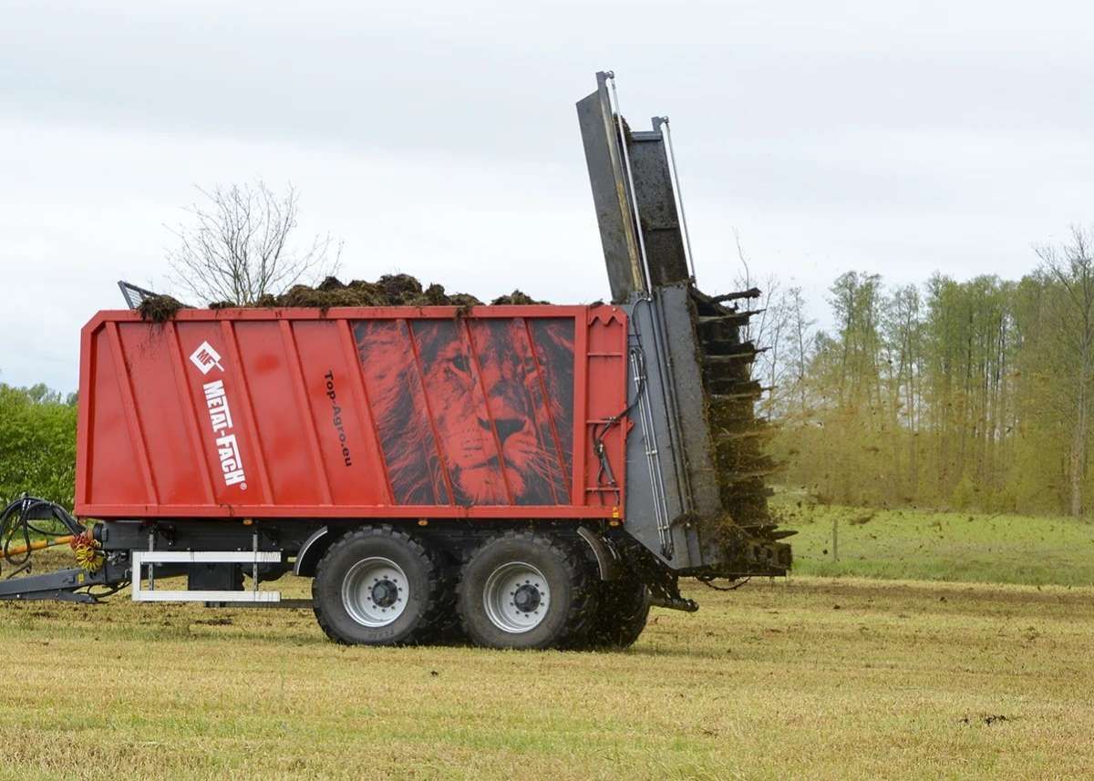 Czerwona przyczepa Metal-Fach typ T935/6 LionPOWER