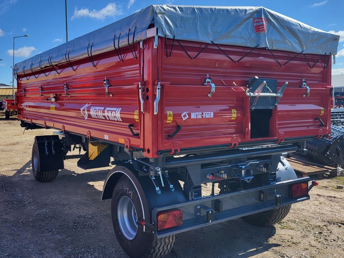 Czerwona przyczepa rolnicza Metal-Fach typ T940/2