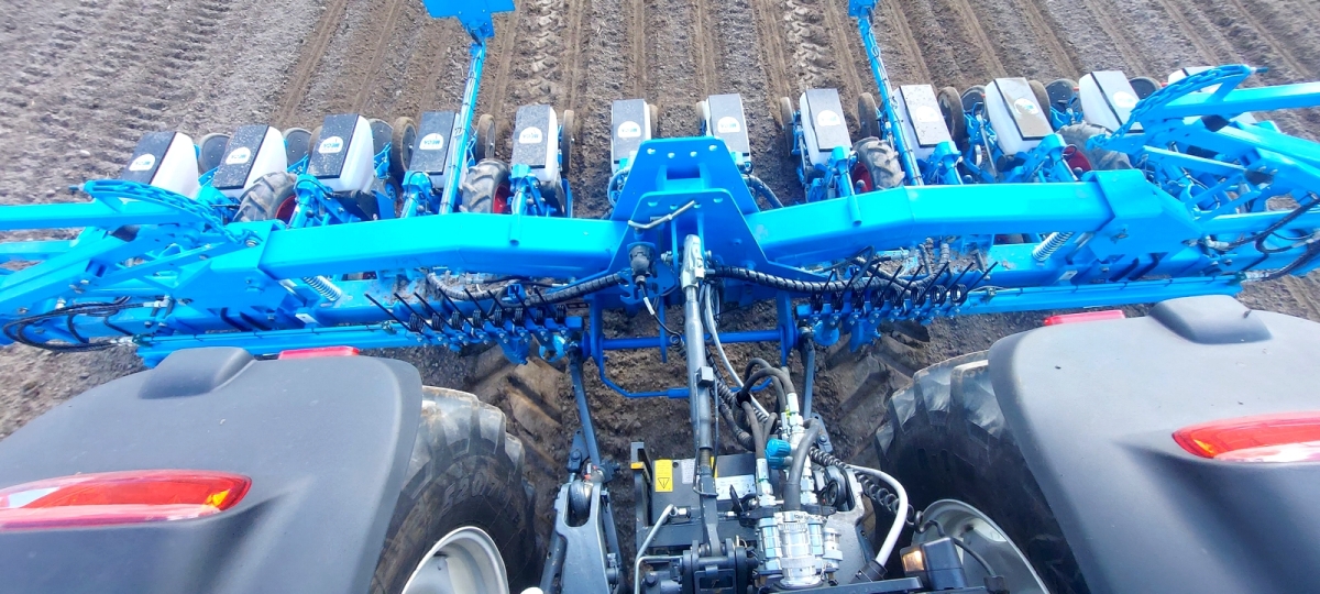 Rama składana hydraulicznie siewnika punktowego MECA V4