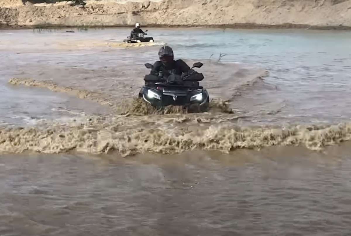 Przejazd dwóch osób na quadzie Polaris 570 SP
