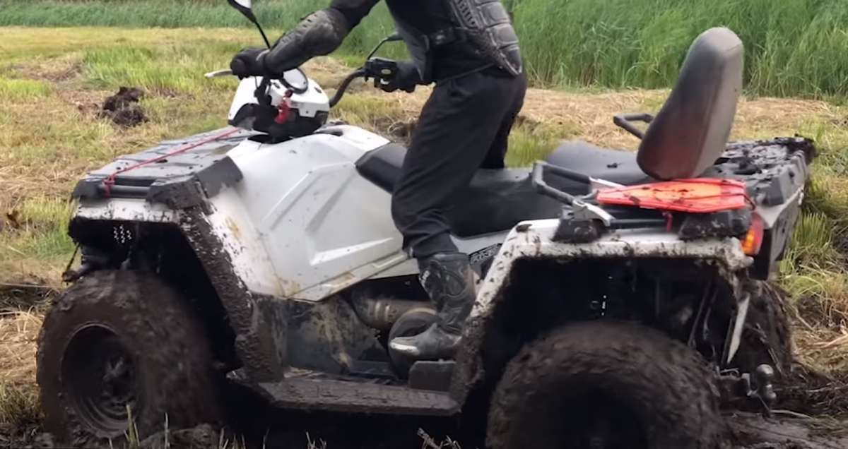 Polaris 570 SP w błocie