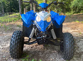 Polaris Outlaw 110 w lesie podczas tripu