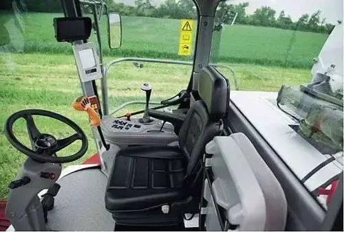 Sieczkarnia samojezdna RSM 1403 z kabiną Comfort Cab Wnętrze kabiny sieczkarni samojezdnej Rostselmash RSM 1403