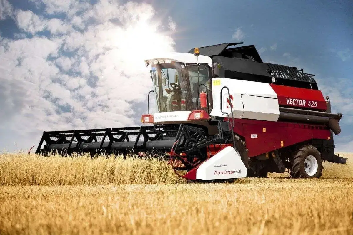 Rostelmash Vector 425 z hederem 7 metrów kombajn zbożowy Rostselmash Vector 425 stojący na polu
