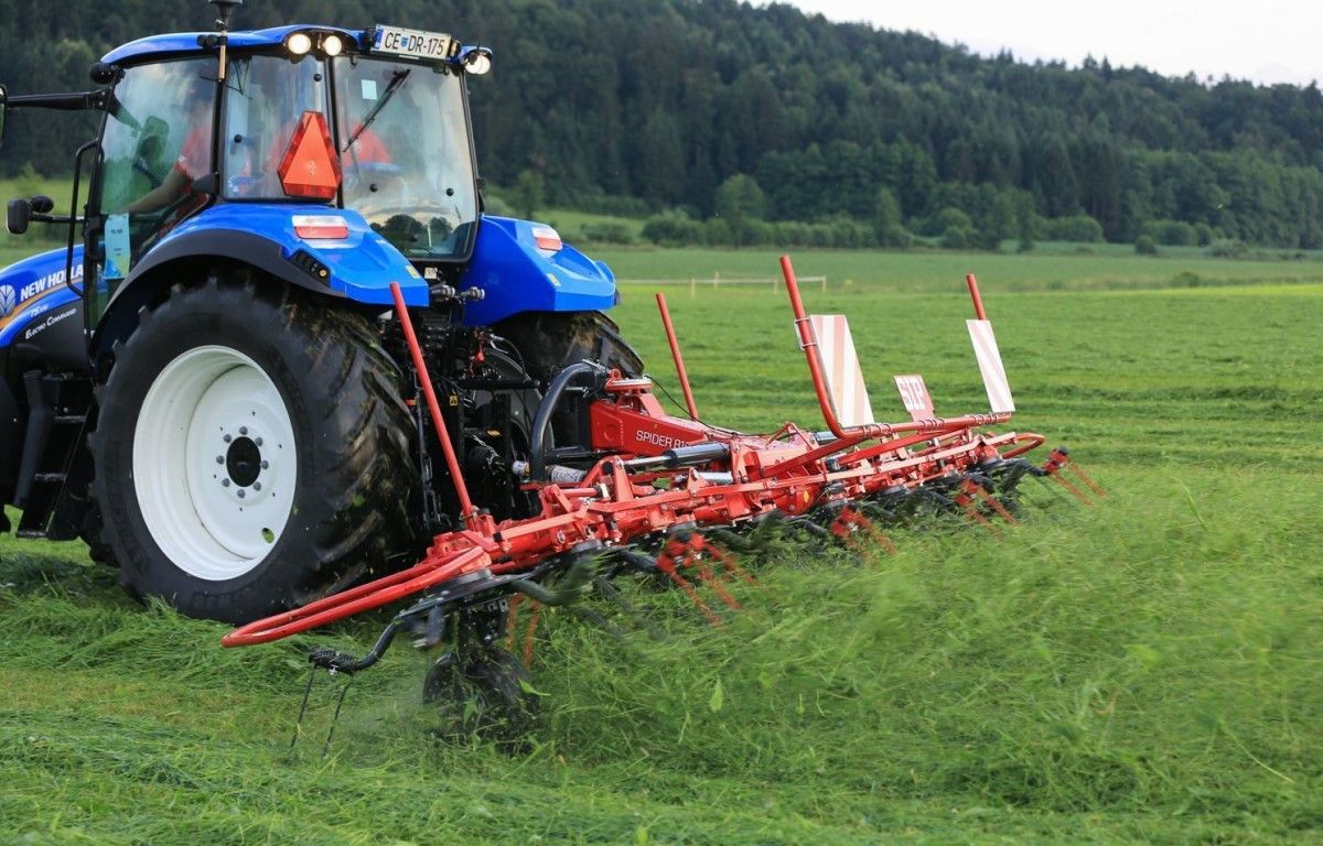 Przetrząsacz 8-wirnikowy, zawieszany firmy SIP typ SPIDER 815/8 podczas przetrząsania trawy