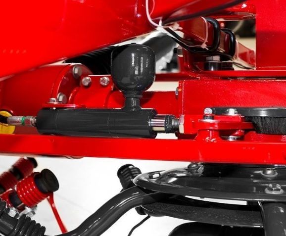 Sterowanie hydrauliczne w przetrząsaczach firmy SIP Siłownik sterujący kołami w przetrząsacz firmy SIP