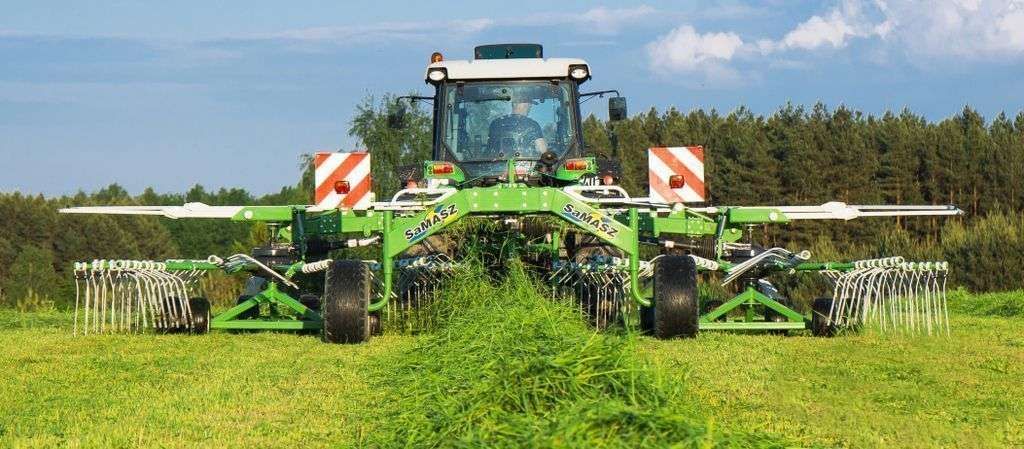 Zgrabiarka Z2-780 firmy Samasz Zgrabiarki 2 - karuzelowe Z2 firmy Samasz charakteryzuje się wysoką jakością zbioru i wydajnością Dostępne są na Korbanek.pl