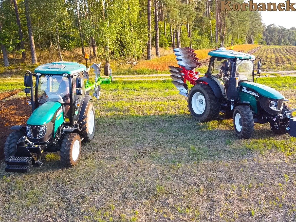 Ciągniki Arbos podczas orki