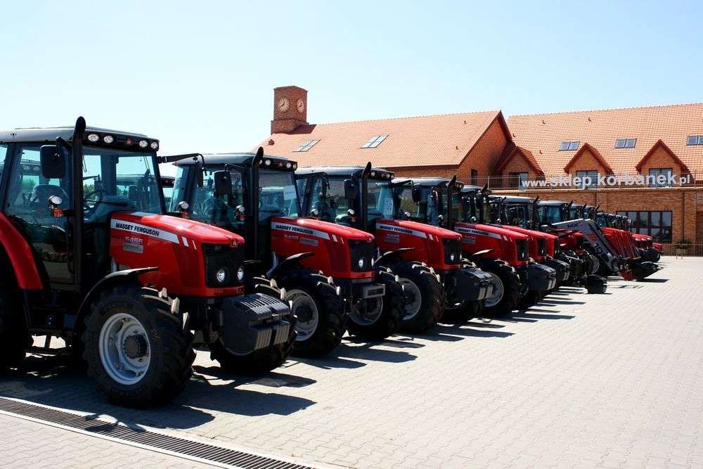 Traktor Massey Ferguson 5600 Ciągnik rolniczy Massey Ferguson 5600 w polu