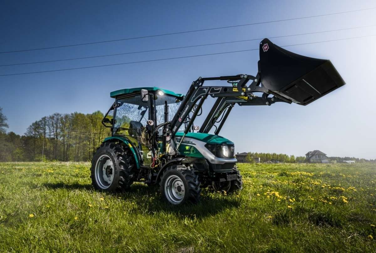Ładowacz Xtreme-S MINI zamontowany na ciągniku ARBOS 2040.