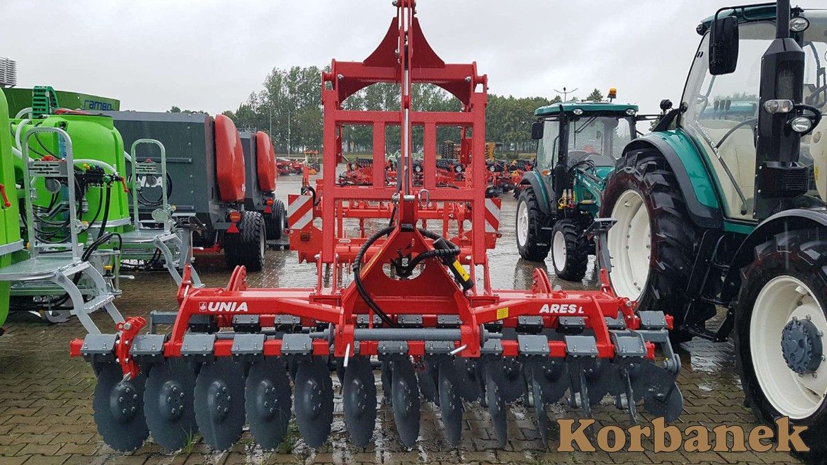 Agregat UNIA Ares stojący na placu KOrbanek