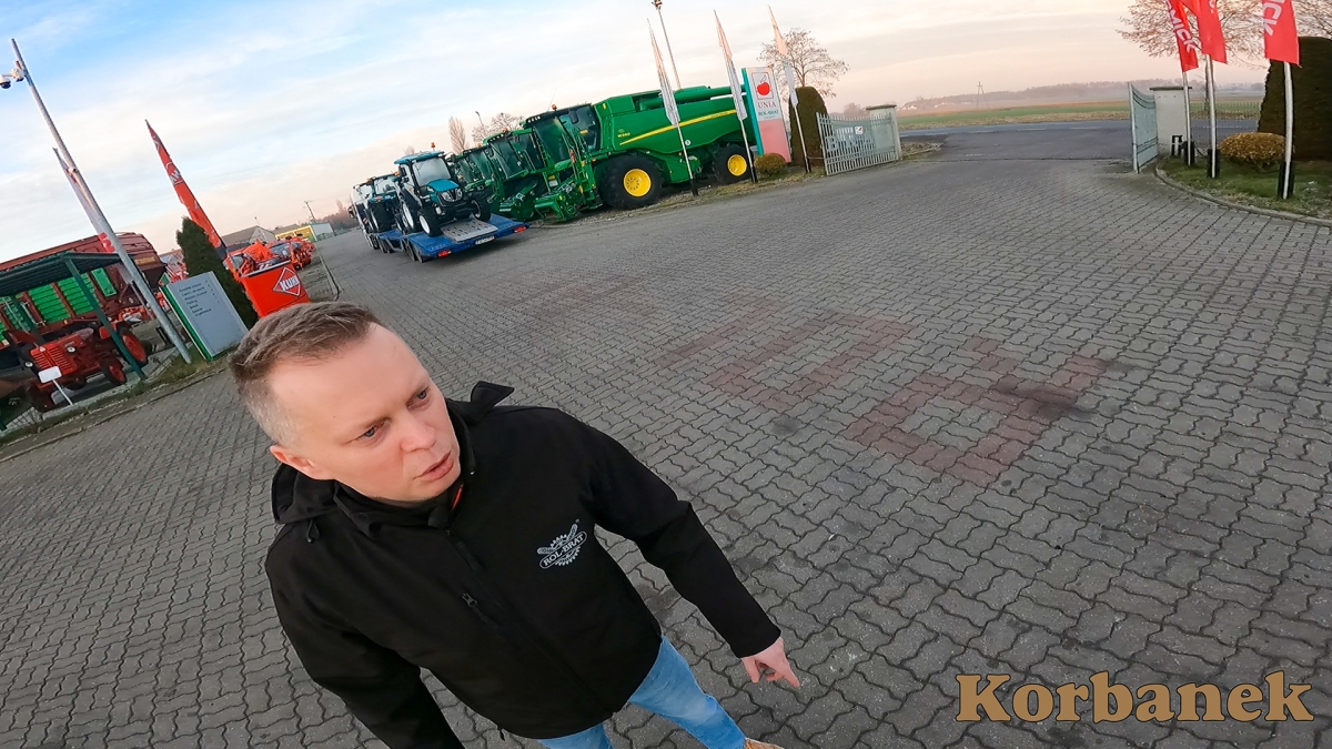 Dyrektor sprzedazy maszyn w firmie Rol-Brat podczas pierwszej dostawy ciągników Arbos od Korbanek