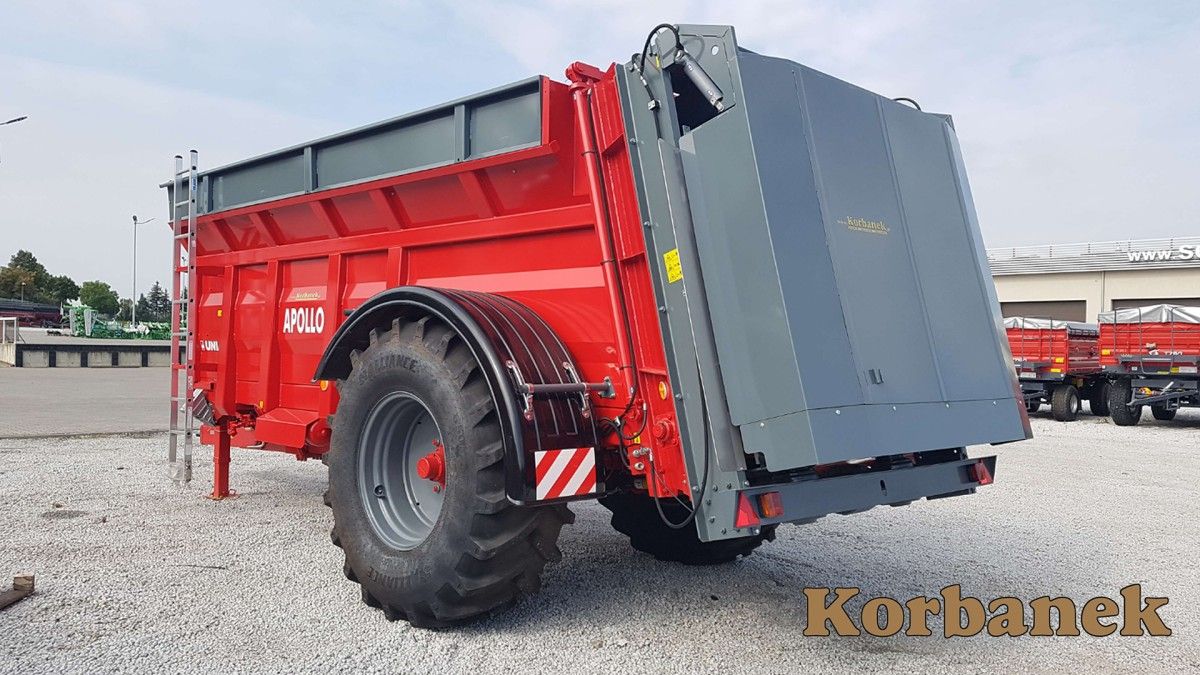 Rozrzutik obornika Unia Apollo stojący na placu Korbanek