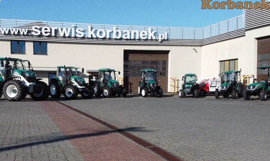 Gama ciągników Arbos/Aupax stojacych na placu Korbanek
