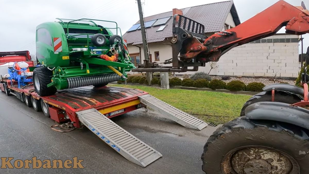 Rozładunek prasy McHale V6 750, za pomicą ładowarki Manitou